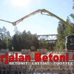 Betonipumppuauto valaa betonia työmaalla – Karjalan Betoni Oy