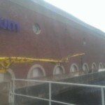 Sukeltajat työssä voimalaitoksella..