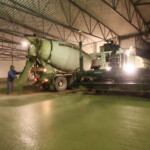 Koneellinen levitys ja ränni valu